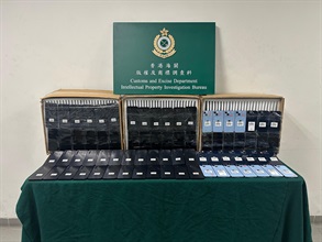 香港海關於一月二十四日在港珠澳大橋香港口岸檢獲一千二百部懷疑冒牌手提電話，估計市值一百二十萬元。圖示檢獲的懷疑冒牌手提電話。